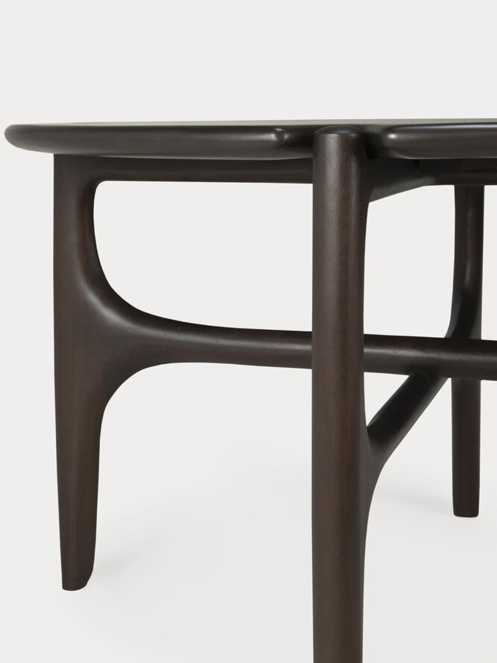 Ethnicraft PI Coffee Table in Mahogany Dark Brown. Close-up of the table's side, revealing the smooth, curved, and sculptural mahogany wood legs and frame, showcasing the rich dark brown finish and organic, modern design.