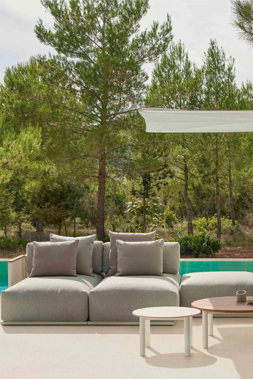 Gandia Blasco Bosc Sectional Pouf, a modern outdoor modular pouf upholstered in a light grey textured weather-resistant fabric, featuring a low-profile design and plush seating with coordinating dark.