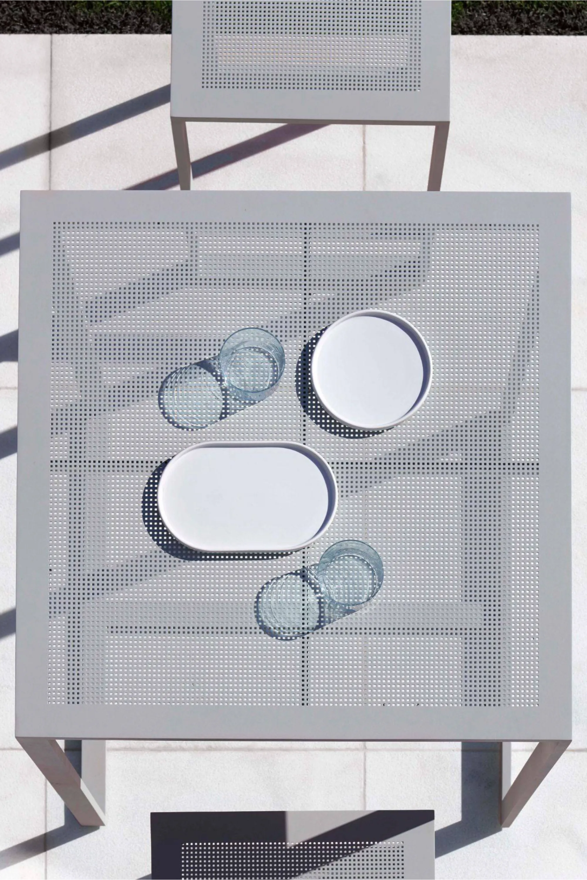 Blau Bar Table