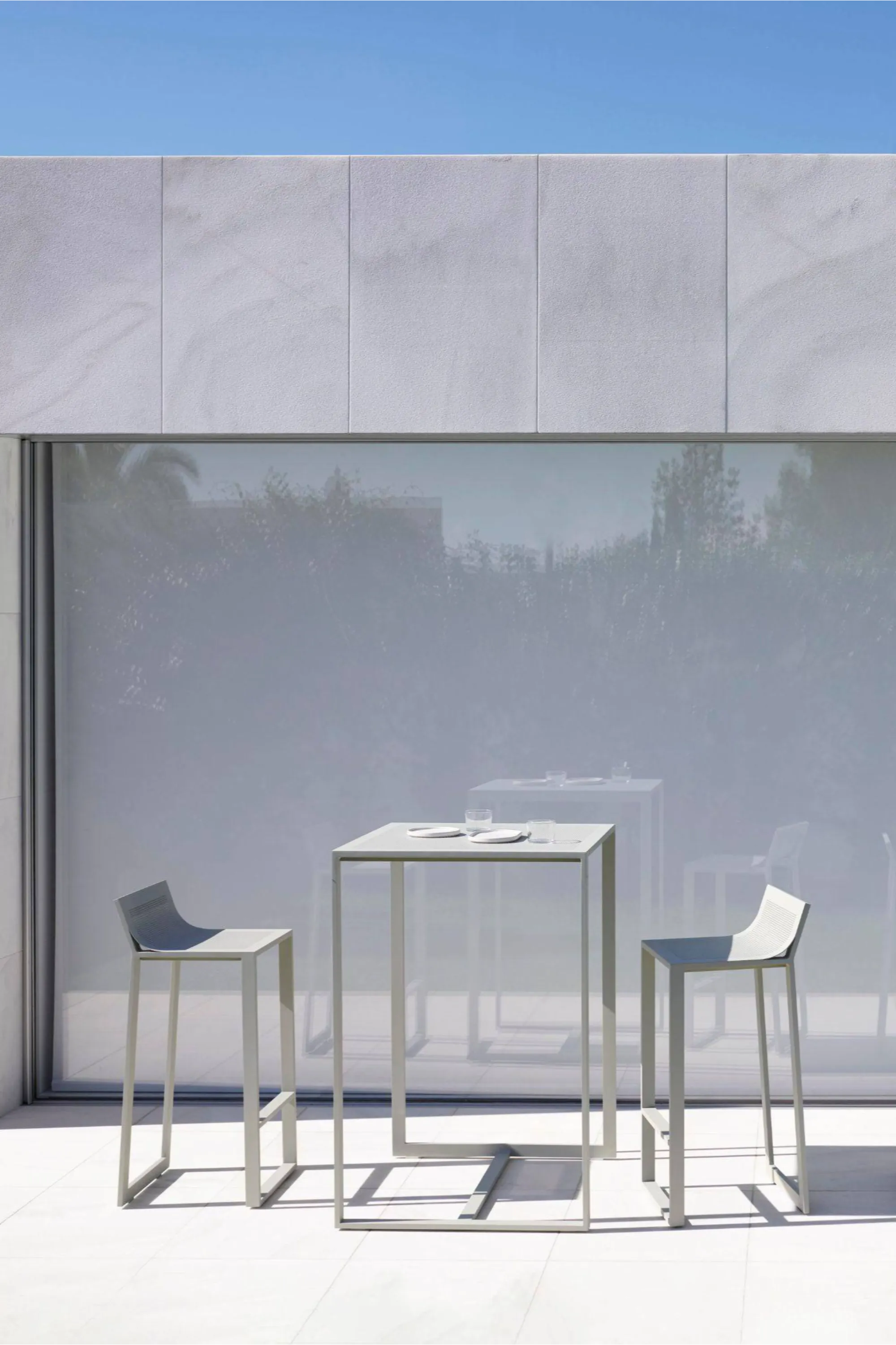 Blau Bar Table
