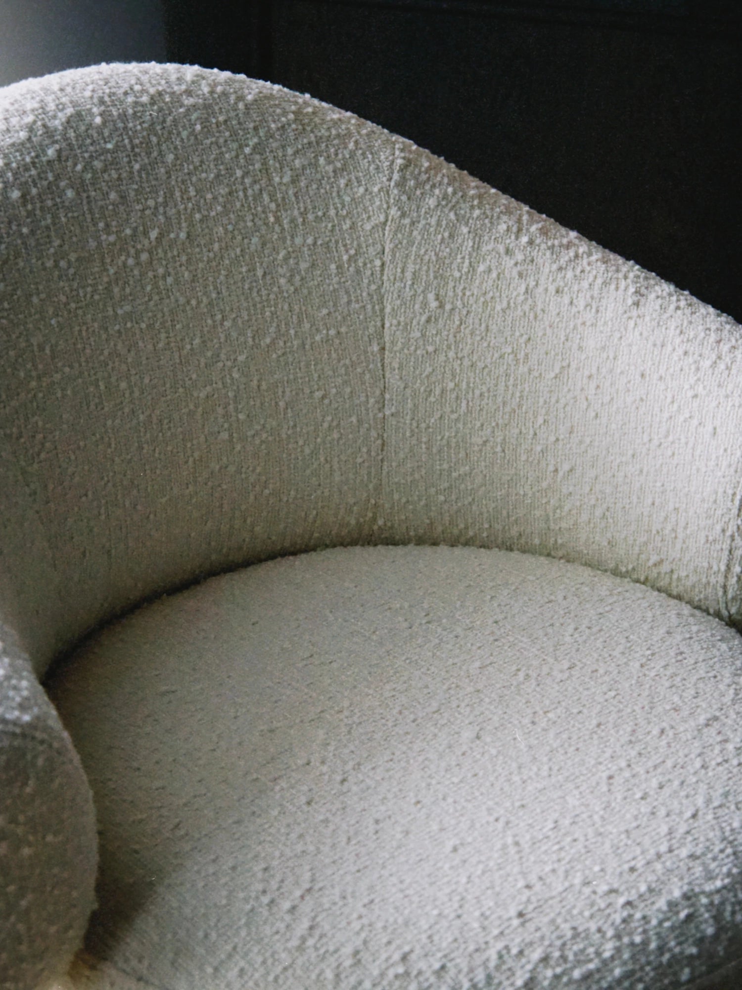 TAMO Conva Lounge Chair, an organic modern lounge chair upholstered in a soft, textured cream bouclé fabric, featuring a gently curved backrest and a plush, rounded seat. This contemporary accent chair offers a cozy, minimalist aesthetic, perfect for a living room, bedroom reading nook, or stylish home office.