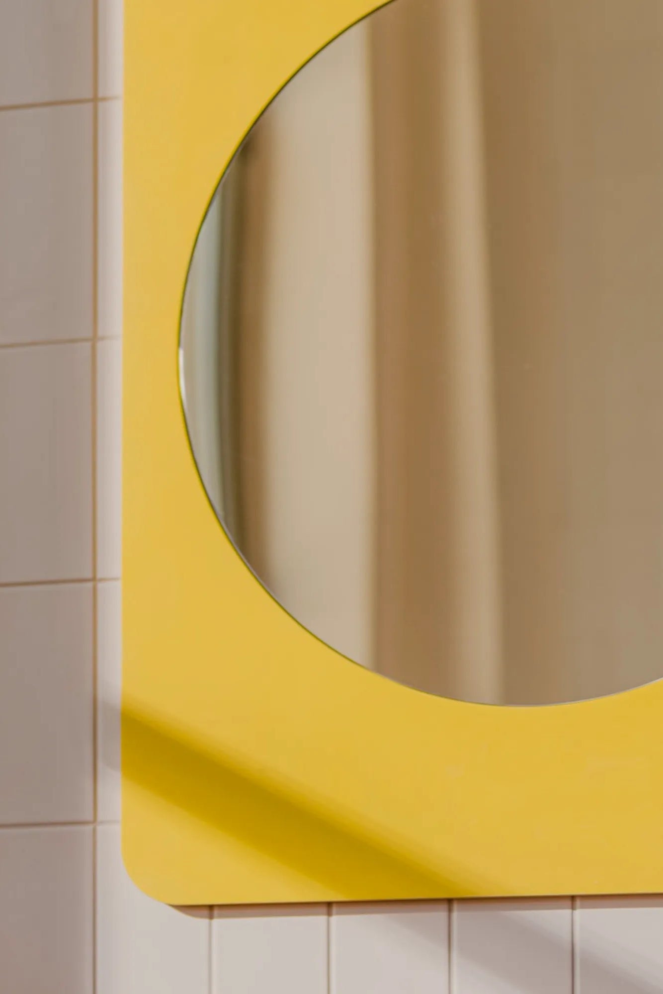  Aku Mirror with integrated Bluetooth speakers for convenient music streaming