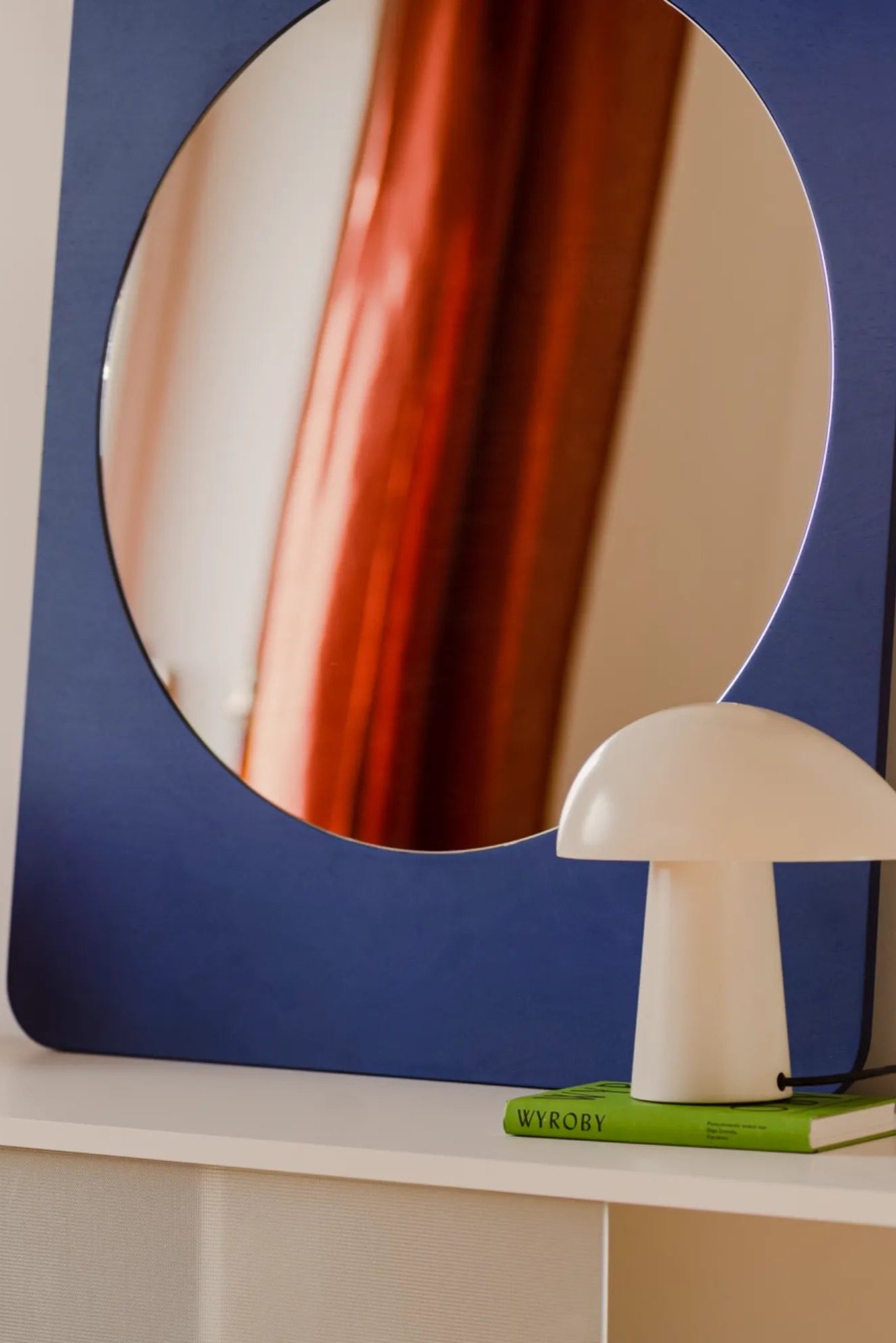  Aku Mirror with built-in digital clock and temperature display for added functionality