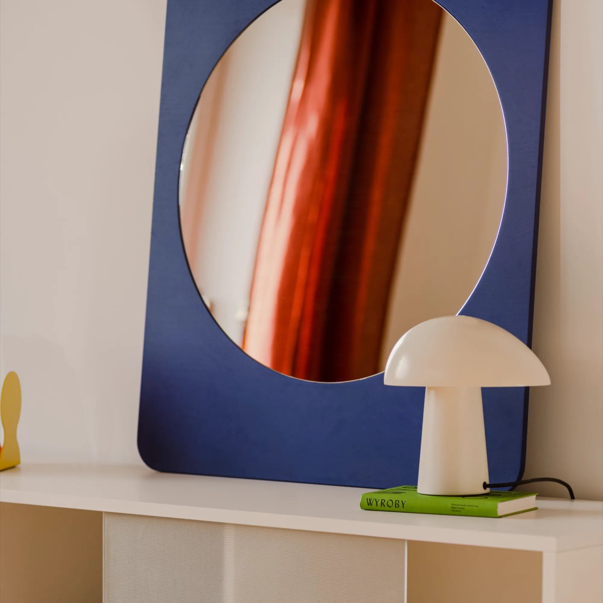  Aku Mirror with built-in digital clock and temperature display for added functionality