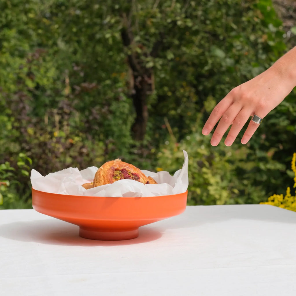  Vilu Bowl as a centerpiece on a beautifully set outdoor picnic table 