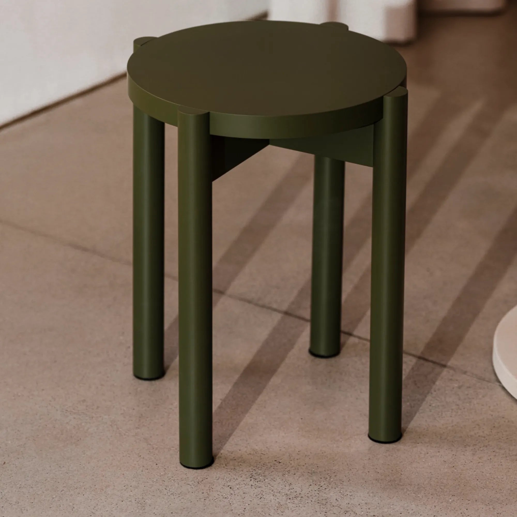 Ergonomic Hopp stool made of sustainable materials with a sleek black finish