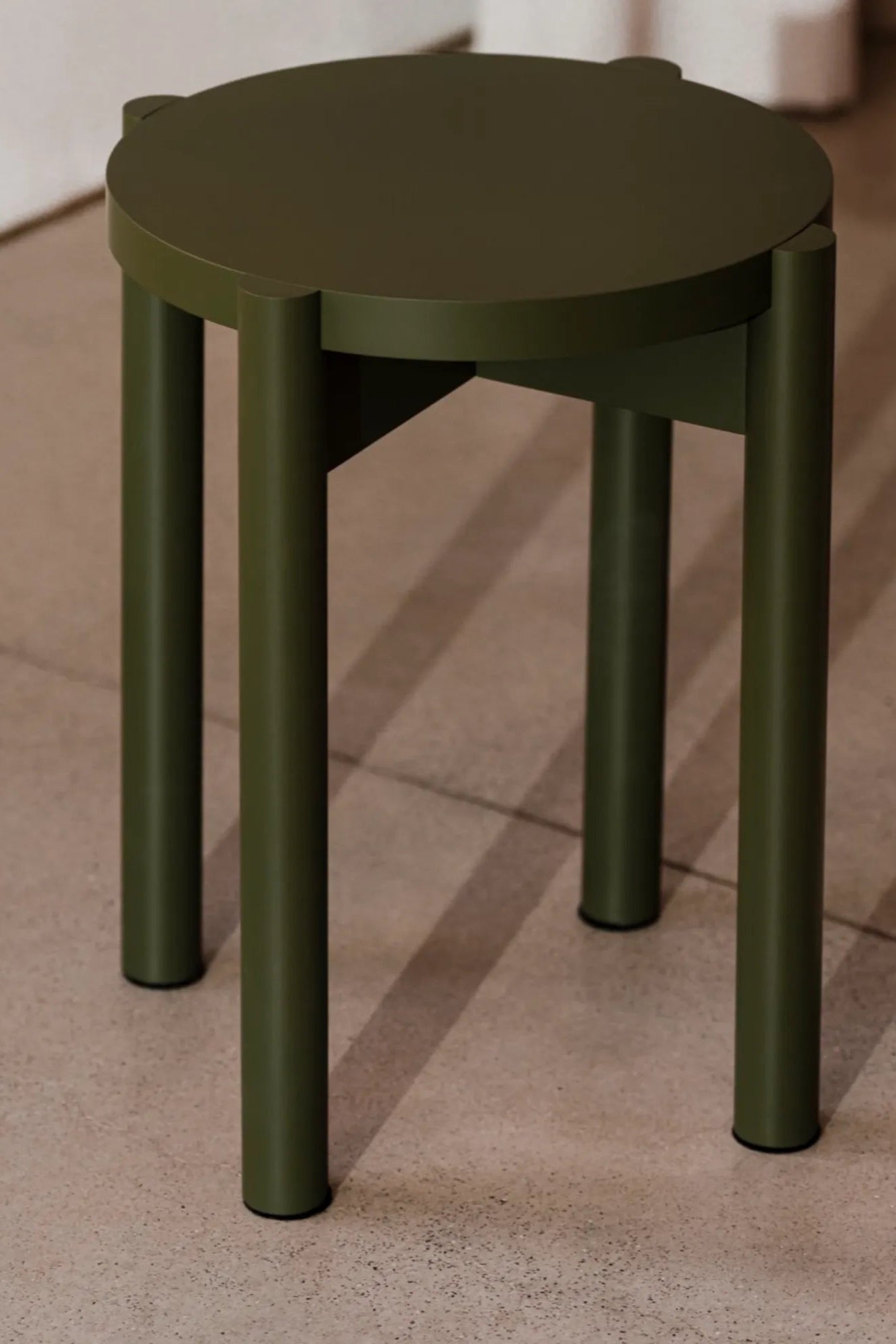 Ergonomic Hopp stool made of sustainable materials with a sleek black finish