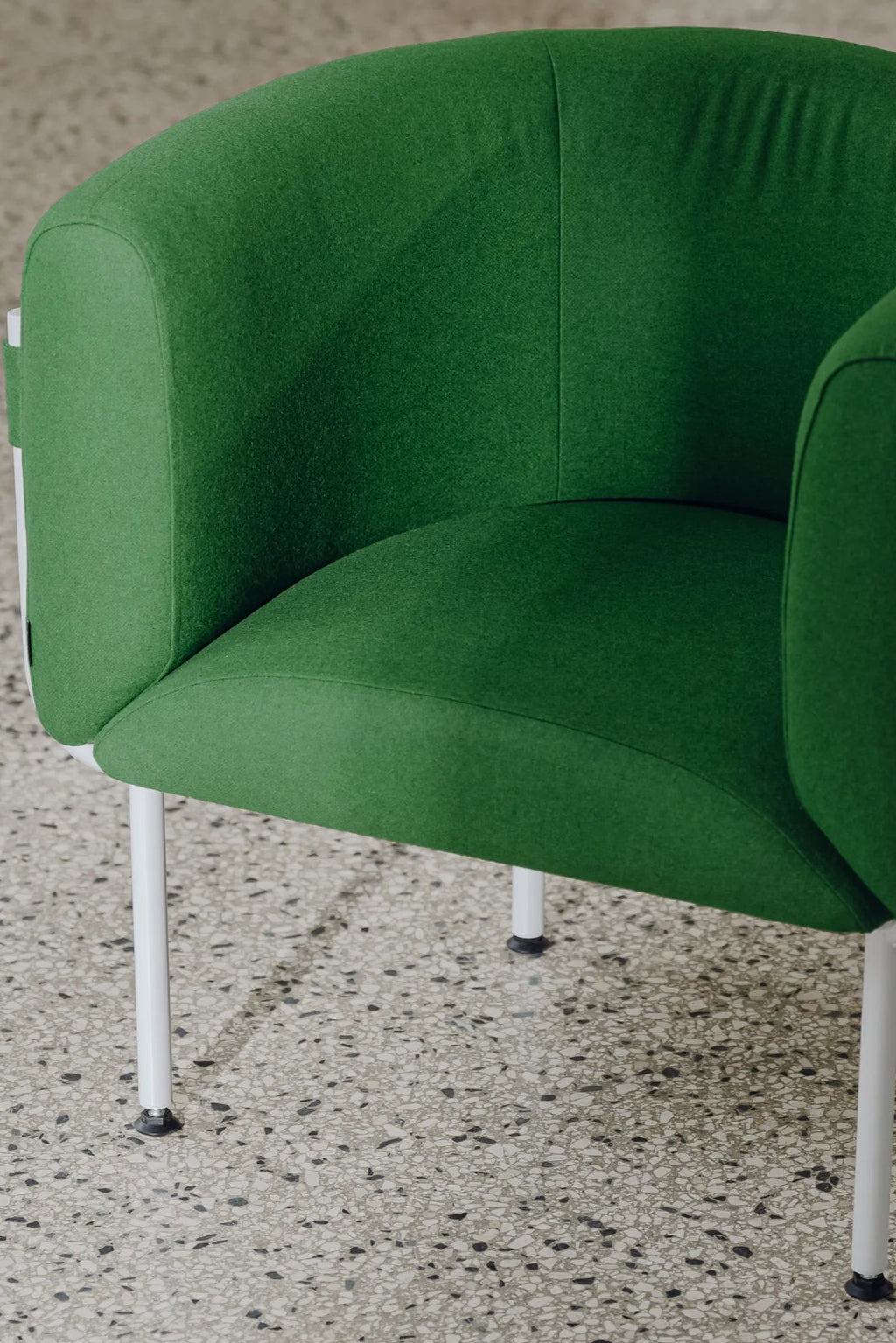 Comfortable Ubi Mini Armchair in pink linen, with tufted backrest