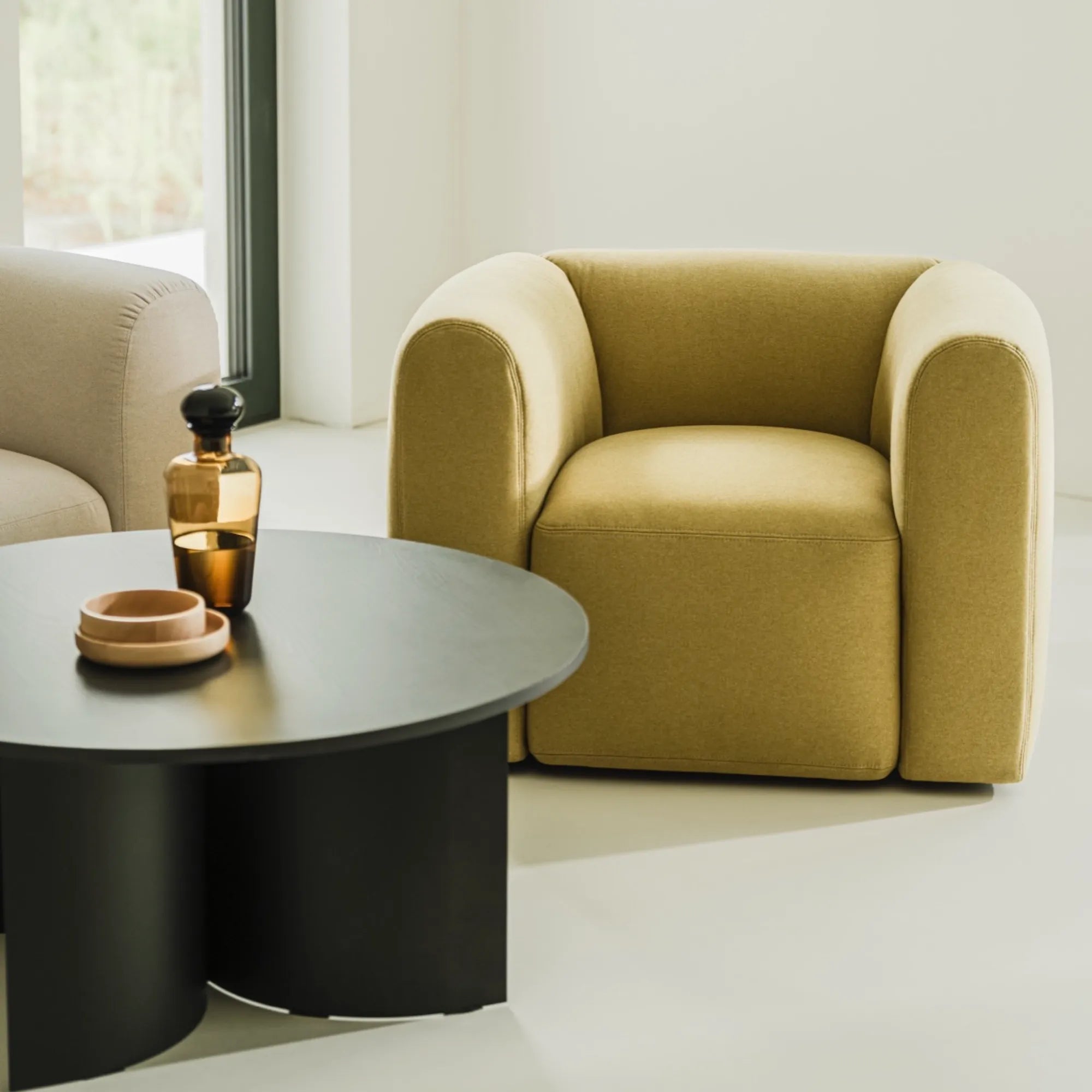  Elegant Flom armchair in blue velvet upholstery with brass legs