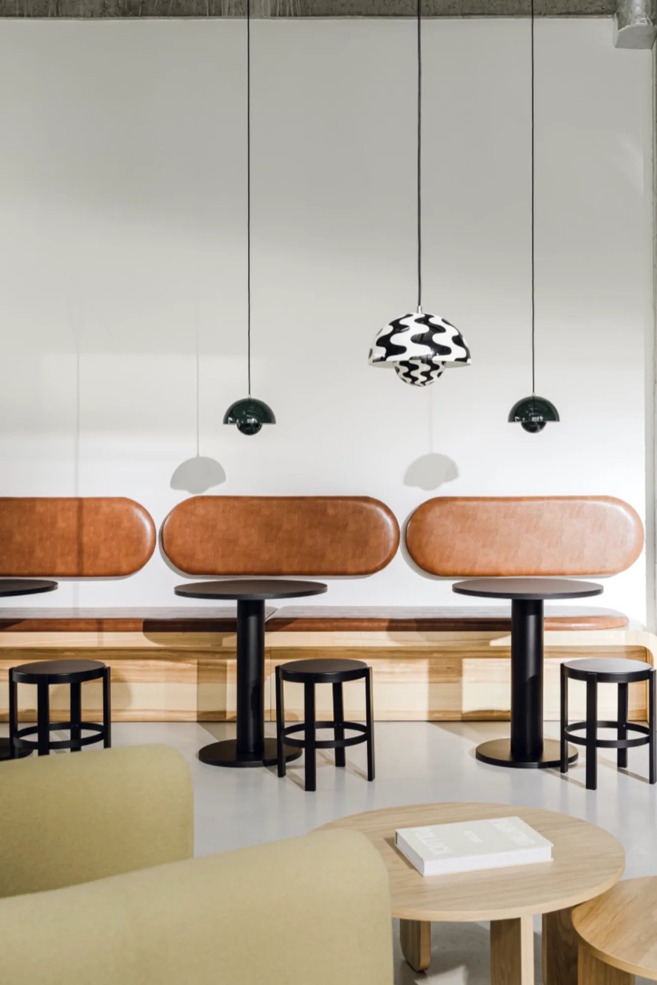  Sool Café Table with adjustable height and minimalist design