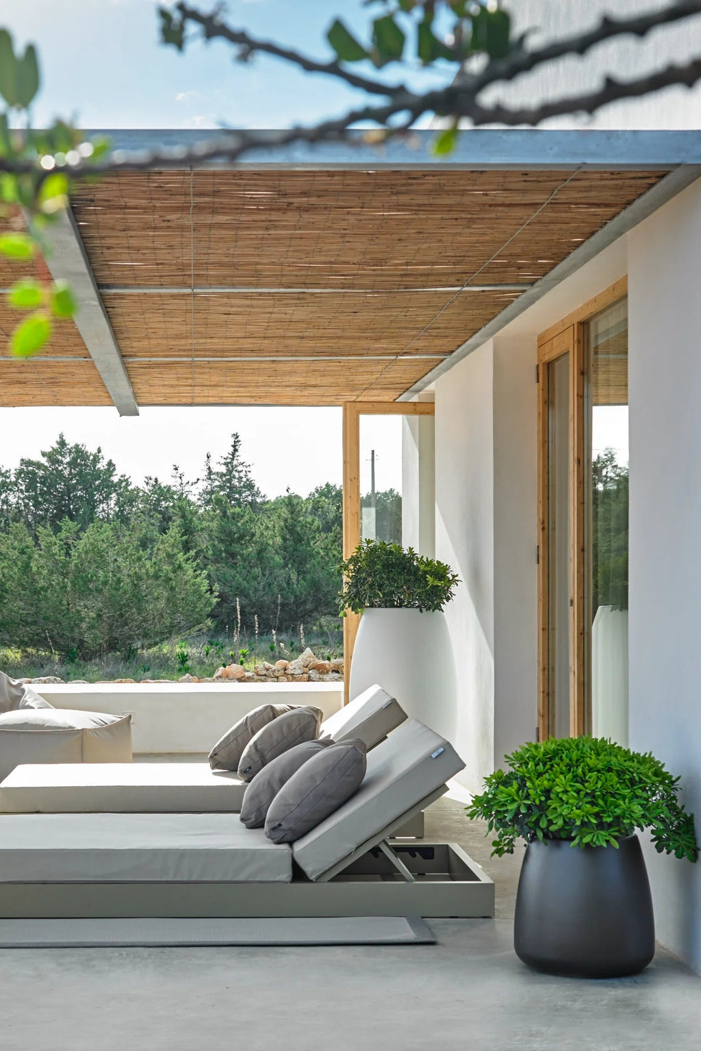 Gandia Blasco Sahara Outdoor Planter 1, a large dark charcoal grey outdoor planter featuring a smooth matte finish and an elegant organic, rounded silhouette.