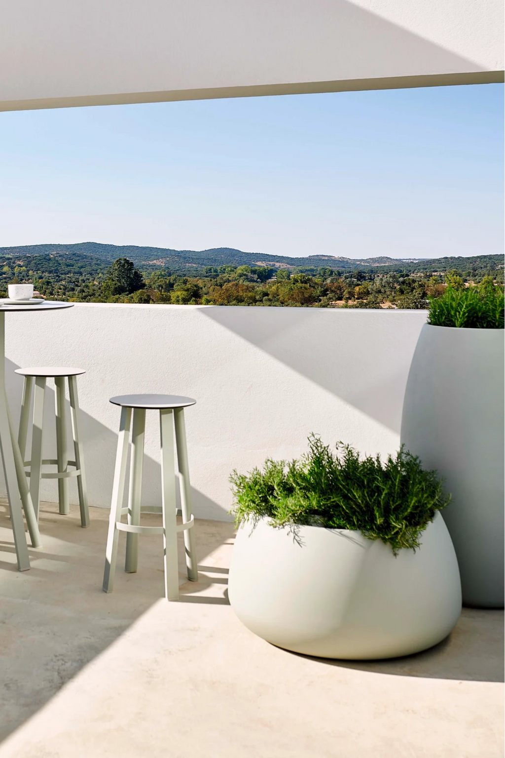 Gandia Blasco Sahara Outdoor Planter 3, a large, organic-shaped outdoor planter crafted from durable, 100% recyclable polyethylene with a smooth, matte sage green finish. Its distinctive rounded, pebble-like silhouette adds a contemporary and minimalist touch to any exterior space. Ideal for modern patio decor, balcony gardens, or as a striking accent in contemporary outdoor living areas.