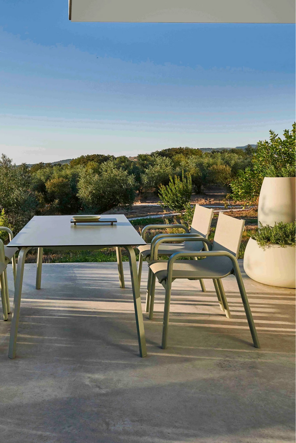 Gandia Blasco Sahara Outdoor Planter 4, a large, sculptural outdoor planter with an organic, rounded silhouette and a smooth, matte warm off-white finish, crafted from durable rot.