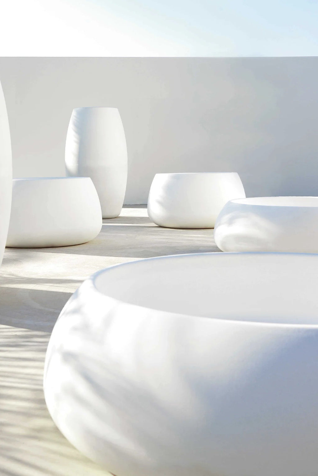 Gandia Blasco Sahara Outdoor Planter 4, a low, rounded matte white rotomolded polyethylene planter featuring a smooth, organic, pebble-like silhouette and a durable, weather-resistant finish.